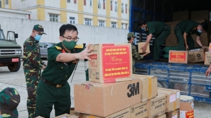 向老挝友人载满友谊的援助货车