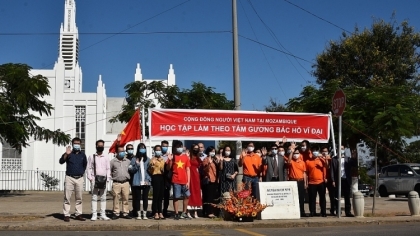 旅居莫桑比克越南人举行胡志明主席诞辰131周年纪念仪式