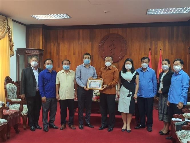 胡志明共青团中央委员会和陈越俊先生一家向老挝捐赠防疫物资。 胡志明共青团中央委员会和陈越俊先生一家向老挝捐赠防疫物资。