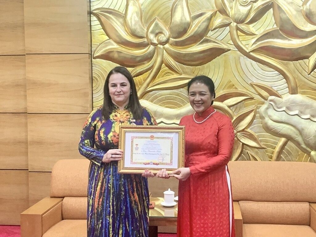 Bản in : 联合国妇女署驻越南代表荣获“致力于各民族和平与友谊”纪念章 | Vietnam+ (VietnamPlus) Bản in : 联合国妇女署驻越南代表荣获“致力于各民族和平与友谊”纪念章 | Vietnam+ (VietnamPlus)