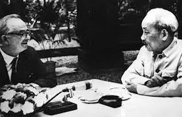 Wilfred Burchett(左)与胡伯伯见过多次面 Wilfred Burchett(左)与胡伯伯见过多次面