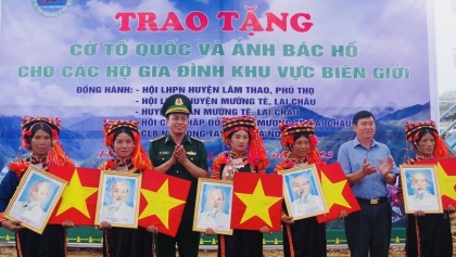 向边境地区人民赠送国旗和胡伯伯肖像