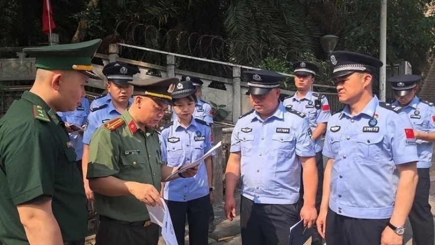 越南移交四名非法入境的外国人 越南移交四名非法入境的外国人