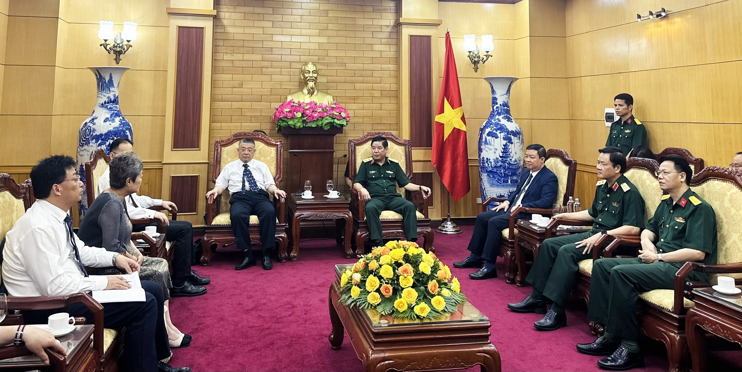 阮文熊中将5月9日在河内会见援越抗法的中国顾问和专家家属团 阮文熊中将5月9日在河内会见援越抗法的中国顾问和专家家属团