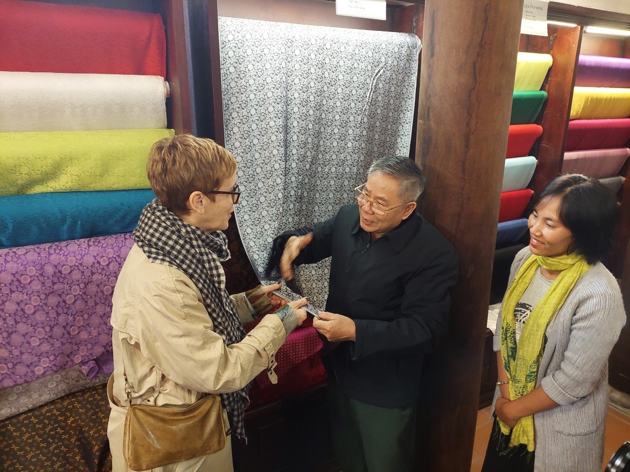 河内市将手工艺村产品推向国际市场 河内市将手工艺村产品推向国际市场