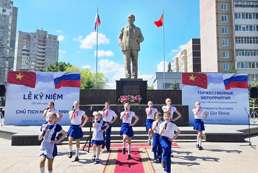纪念胡志明主席诞辰135周年活动在世界各地纷纷举行 纪念胡志明主席诞辰135周年活动在世界各地纷纷举行