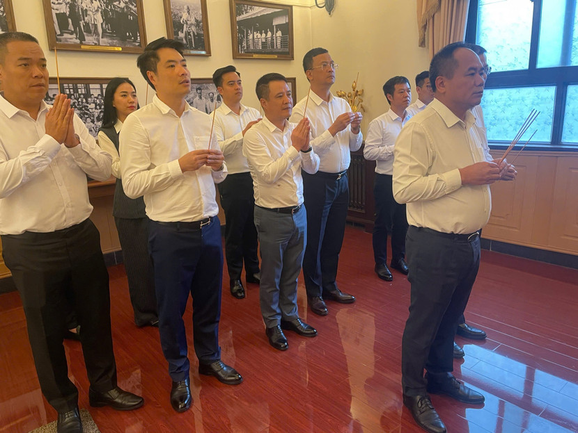 河内市公安代表团在中国敬献香火缅怀胡志明主席 河内市公安代表团在中国敬献香火缅怀胡志明主席