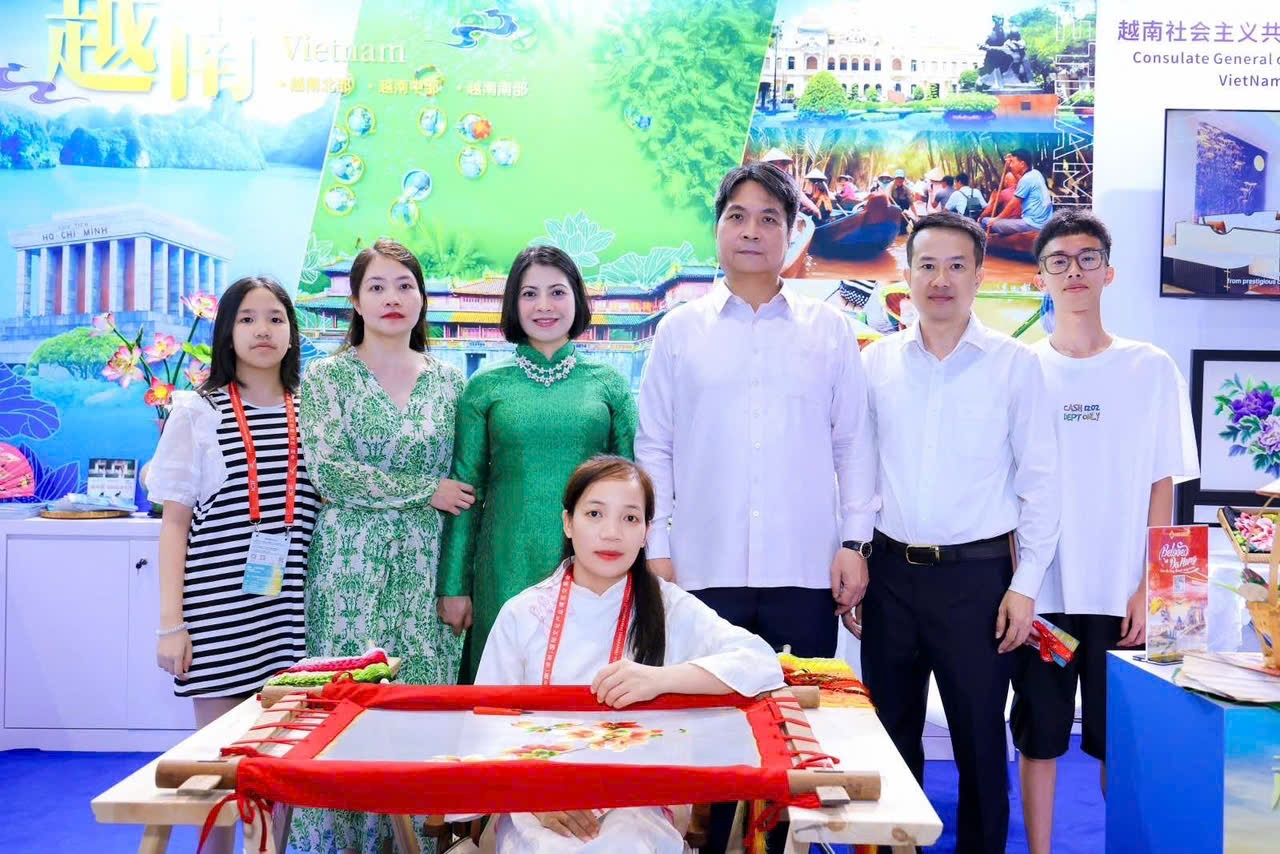 在中国深圳第22届国际文化产业博览交易会(ICIF-22)传播越南文化空间 在中国深圳第22届国际文化产业博览交易会(ICIF-22)传播越南文化空间