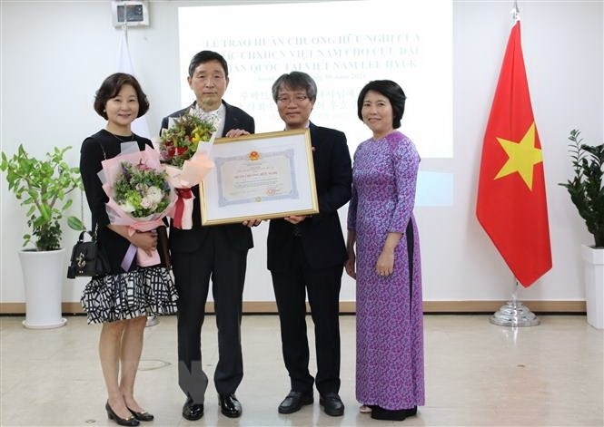 向韩国驻越南原大使李赫授予友谊勋章 向韩国驻越南原大使李赫授予友谊勋章