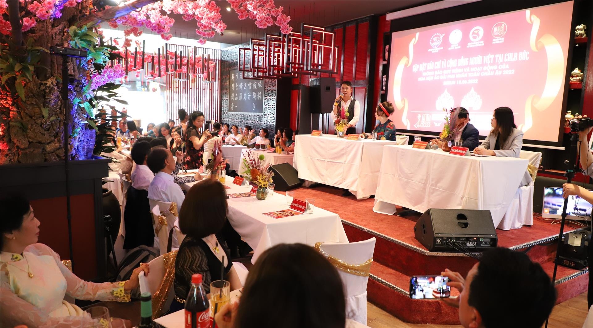 Bản in :  泛欧越南奥黛太太选美大赛有助于推介越南奥黛和越南妇女形象 | Vietnam+ (VietnamPlus)