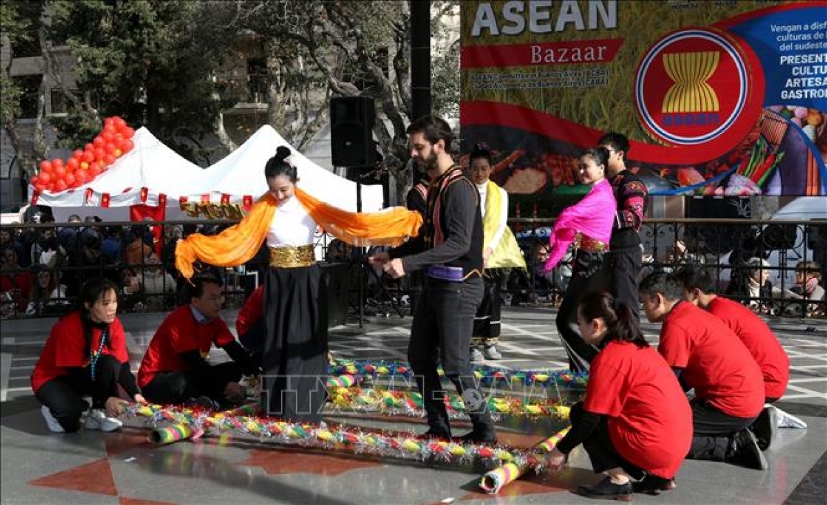 Bản in : 东盟各国在阿根廷推广传统文化特色 | Vietnam+ (VietnamPlus) Bản in : 东盟各国在阿根廷推广传统文化特色 | Vietnam+ (VietnamPlus)