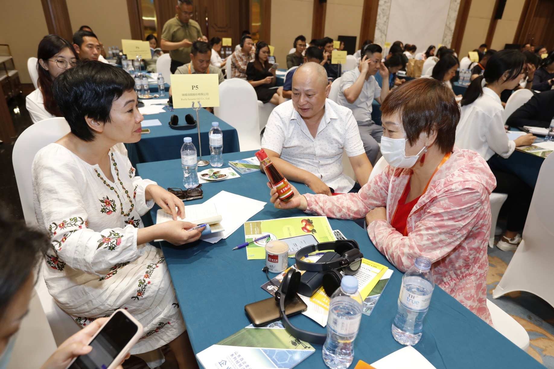 该会议吸引了从事农产品、食品、机械设备、轮胎和汽车零部件、建设和剪彩和其他工业产业的200多家企业参加。 该会议吸引了从事农产品、食品、机械设备、轮胎和汽车零部件、建设和剪彩和其他工业产业的200多家企业参加。