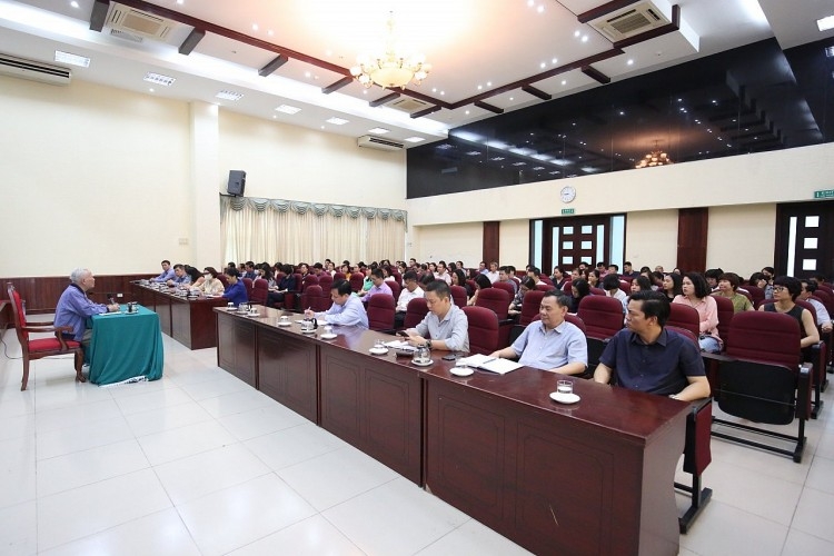 越南前副总理武宽与越南友好组织联合会干部人员就“胡志明主席的道德榜样和外交风格”及新形势下的民间外交进行了交谈。 越南前副总理武宽与越南友好组织联合会干部人员就“胡志明主席的道德榜样和外交风格”及新形势下的民间外交进行了交谈。