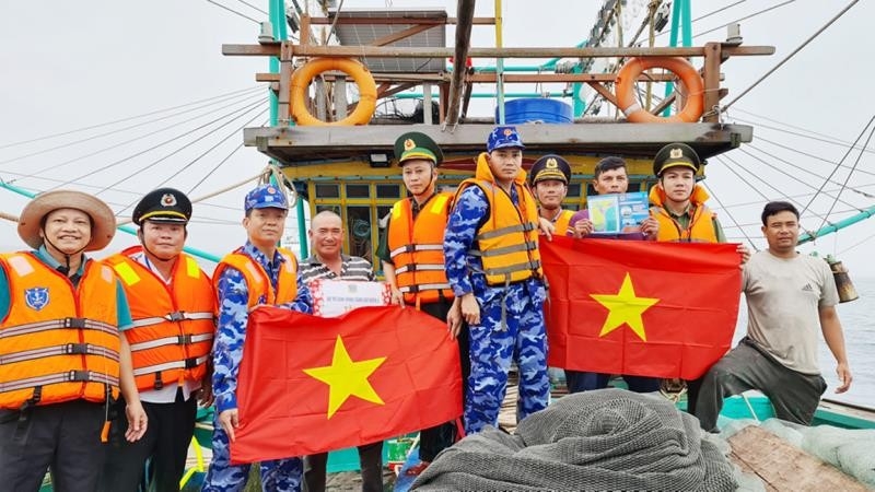 随渔民一起伸向大海，紧贴大海