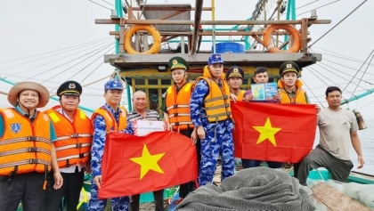 与渔民并肩同行伸向大海