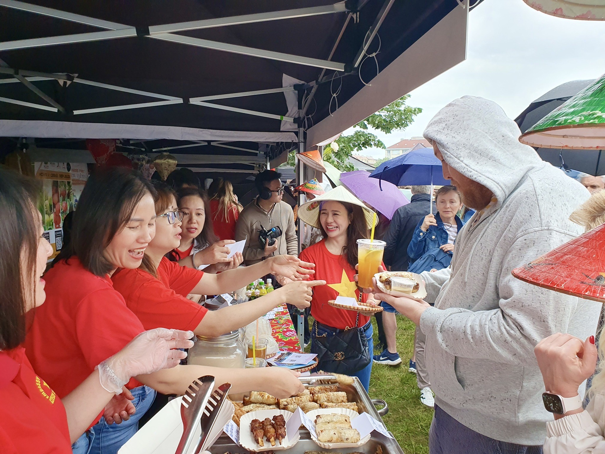 2025年布拉格美食文化节首次推广越南水产品 2025年布拉格美食文化节首次推广越南水产品