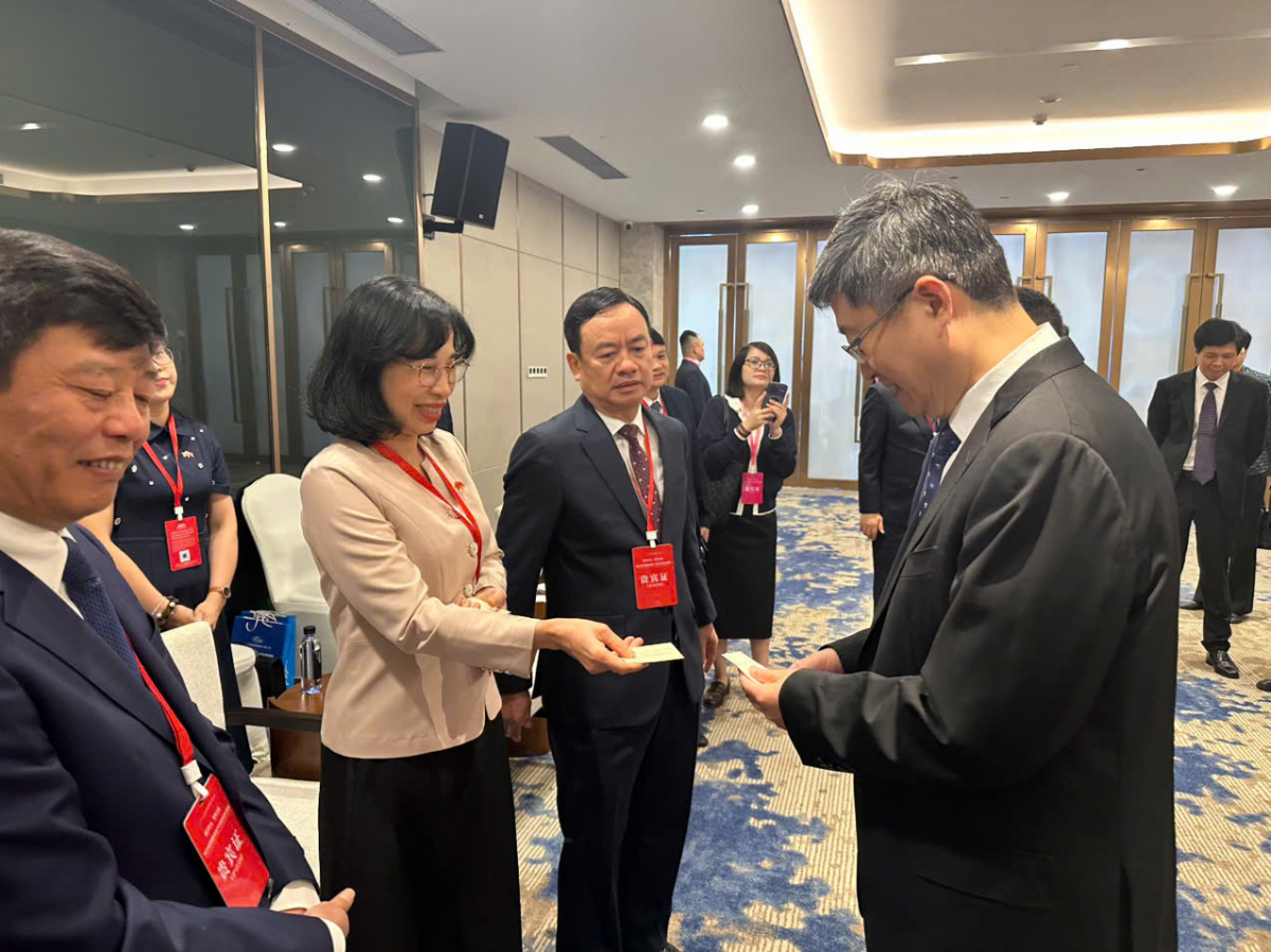 西宁敞开大门迎接中国及RCEP投资资金 Bà Đặng Thị Ngọc Mai, Tỉnh ủy viên, Phó Chủ tịch HĐND tỉnh Tây Ninh trao đổi với lãnh đạo tỉnh An Huy (Trung Quốc)