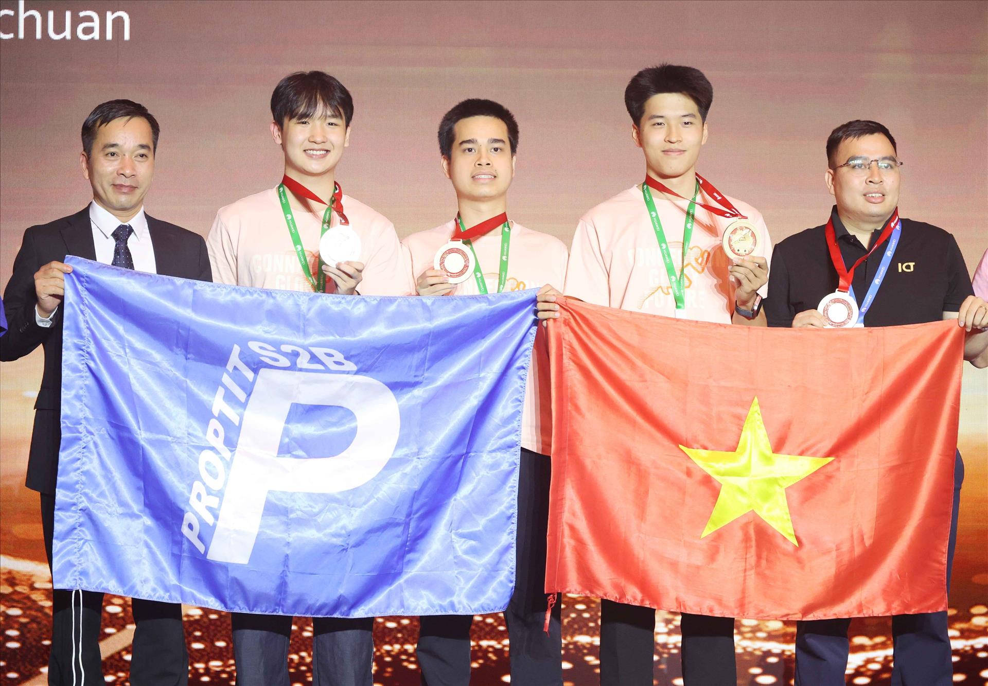 越南大学生在中国世界顶级科技赛事中大放异彩