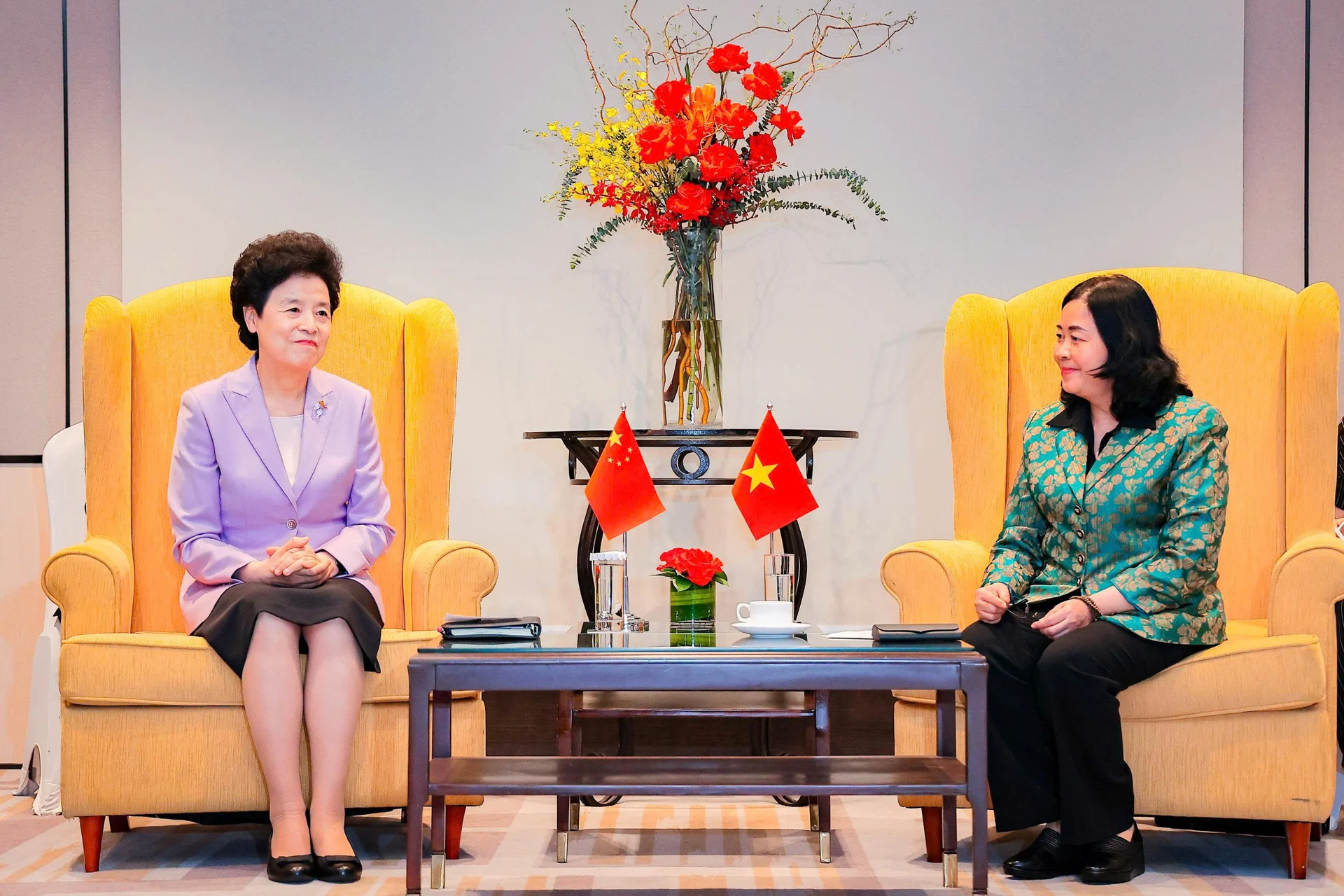 越南祖国阵线中央委员会主席裴氏明怀亲切会见中国全国政协副主席咸辉 越南祖国阵线中央委员会主席裴氏明怀亲切会见中国全国政协副主席咸辉