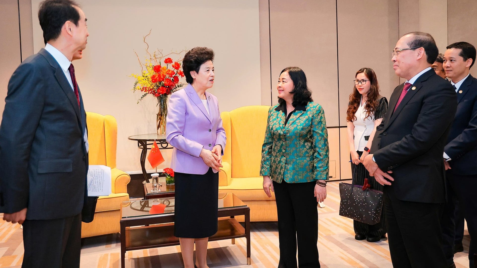越南祖国阵线中央委员会主席裴氏明怀亲切会见中国全国政协副主席咸辉