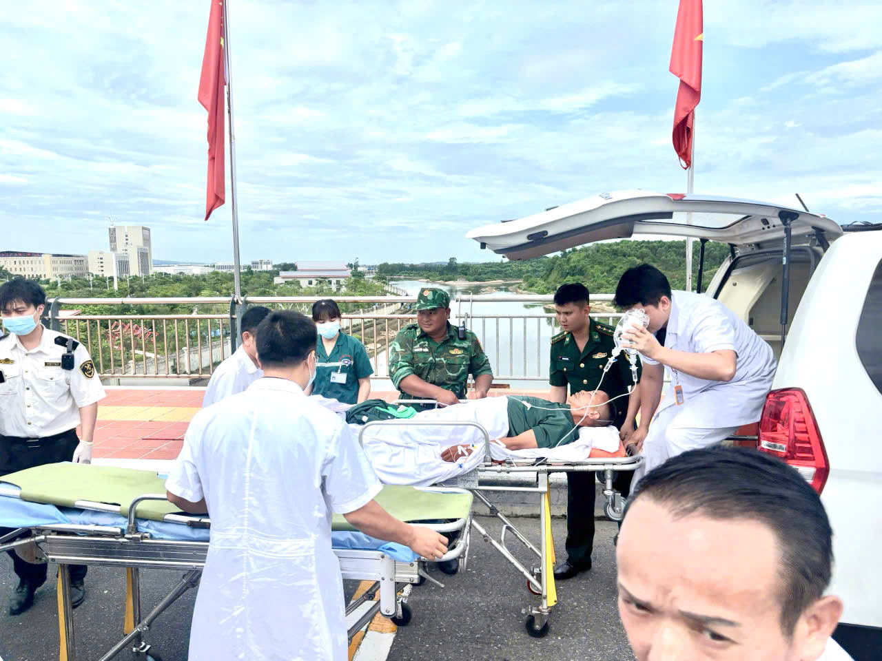 为中国公民回国治疗开通“绿色通道” Đồn Biên phòng cửa khẩu quốc tế Móng Cái: Phối hợp mở luồng xanh cho xe cứu thương