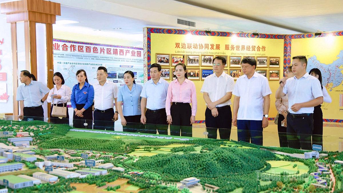 越南祖国阵线宣光省委员会代表团访问中国广西百色市并开展工作交流
