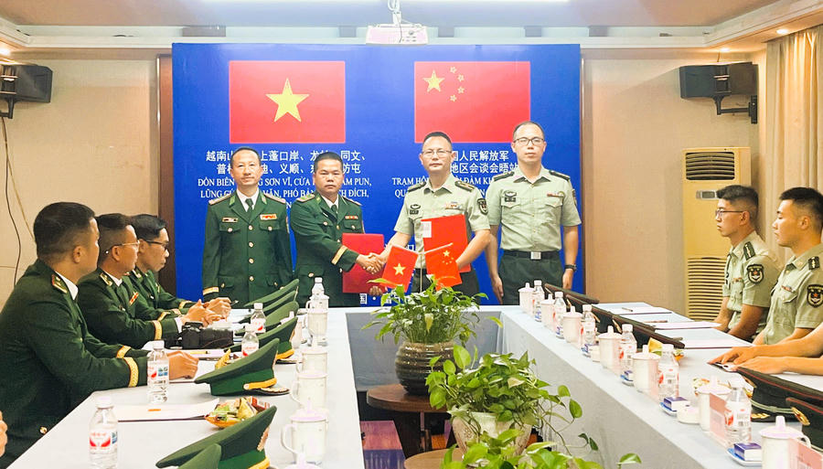 北部8个边防站与中国富宁片区边防会晤会谈站举行边防会晤会谈