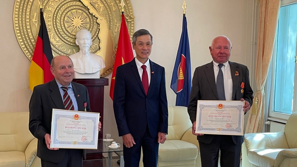 向两位德国友人给予越南国家友谊勋章