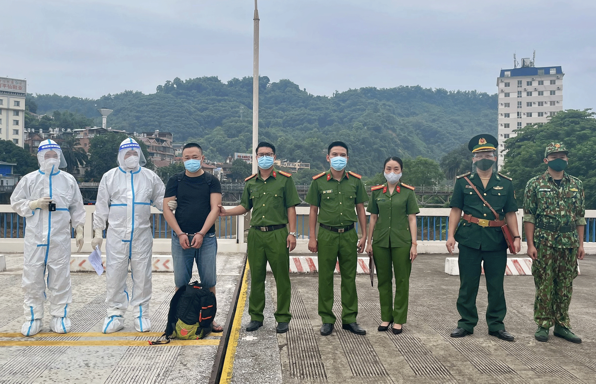 Bản in : 老街警方向中国移交一名中国籍通缉犯 | Vietnam+ (VietnamPlus)