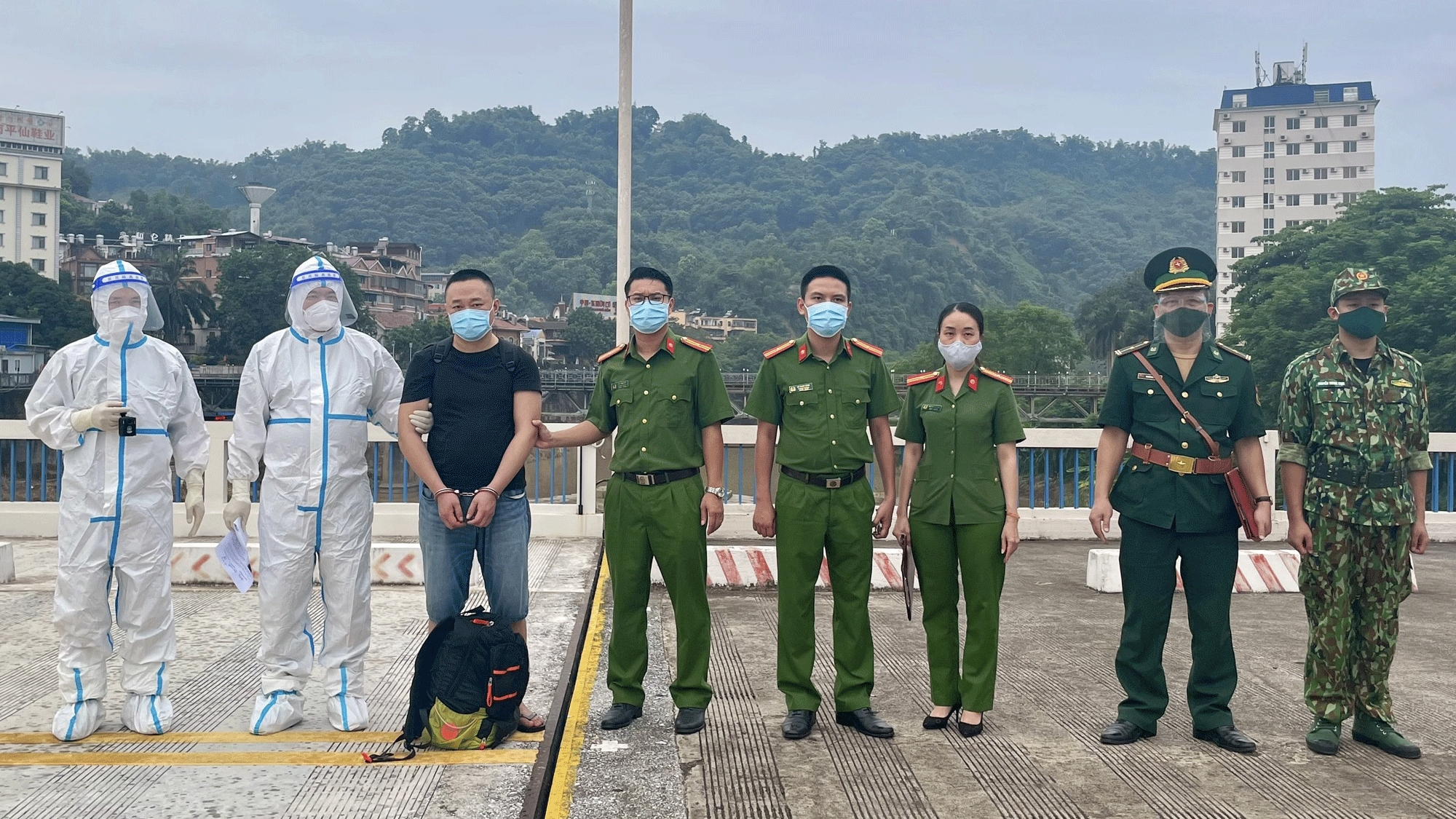 老街警方向中国移交一名中国籍通缉犯