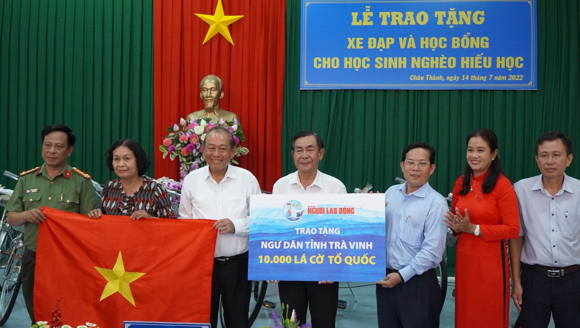 Bản in : 向茶荣省渔民赠送1万面国旗 | Vietnam+ (VietnamPlus) Bản in : 向茶荣省渔民赠送1万面国旗 | Vietnam+ (VietnamPlus)