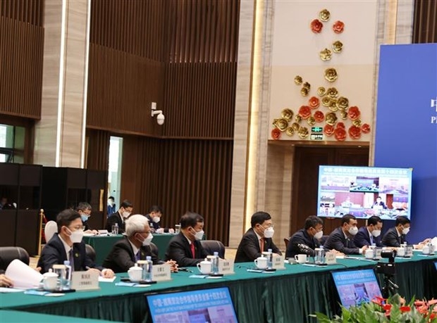 政府常务副总理范平明及越南代表团出席会议。(图:越通社) 政府常务副总理范平明及越南代表团出席会议。(图:越通社)