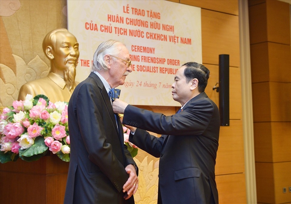 向各国议会联盟前秘书长授予友谊勋章