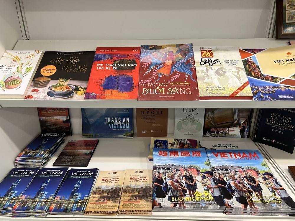 越南驻中国香港总领事馆设置了“越南空间”,展示书籍、杂志和图书、照片和实物等。(图:越通社) 越南驻中国香港总领事馆设置了“越南空间”,展示书籍、杂志和图书、照片和实物等。(图:越通社)