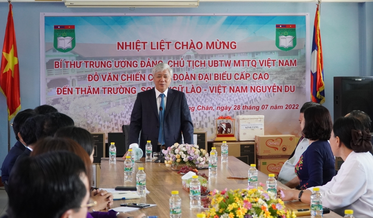 越南祖国阵线中央委员会主席杜文战走访阮攸越老双语学校 越南祖国阵线中央委员会主席杜文战走访阮攸越老双语学校