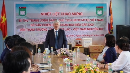 越南祖国阵线中央委员会主席杜文战走访阮攸越老双语学校