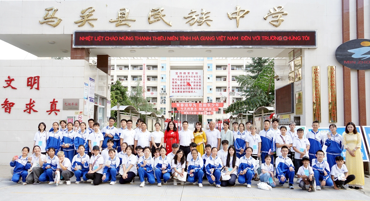 河江省学生代表团在马关县民族中学与夏令营组委会举行见面会并与学生代表进行交流。 河江省学生代表团在马关县民族中学与夏令营组委会举行见面会并与学生代表进行交流。