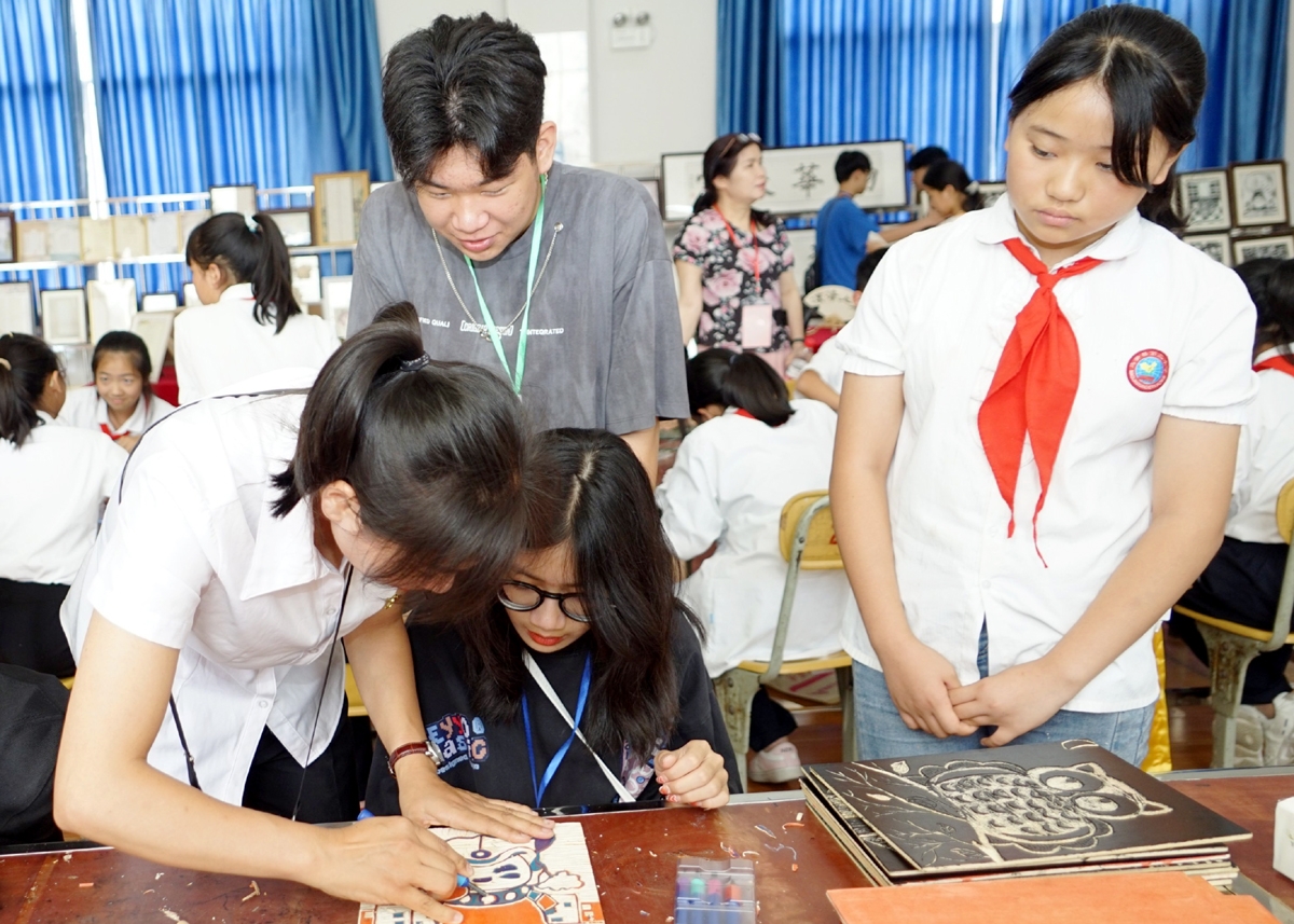 在中国马关县红星小学学习和体验绘画 在中国马关县红星小学学习和体验绘画