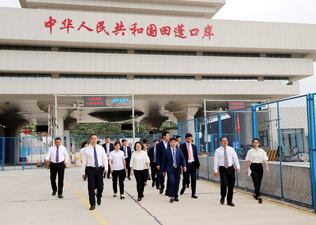 河江省苗旺(Mèo Vạc)县代表团与中国云南省富宁县政府举行会谈 河江省苗旺(Mèo Vạc)县代表团与中国云南省富宁县政府举行会谈