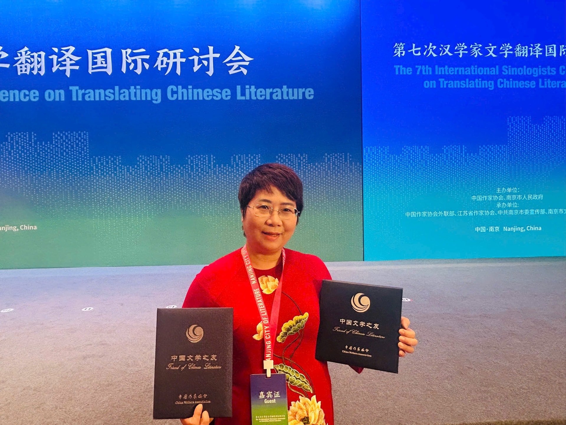 越南翻译家获颁“中国文学之友”称号 越南翻译家获颁“中国文学之友”称号
