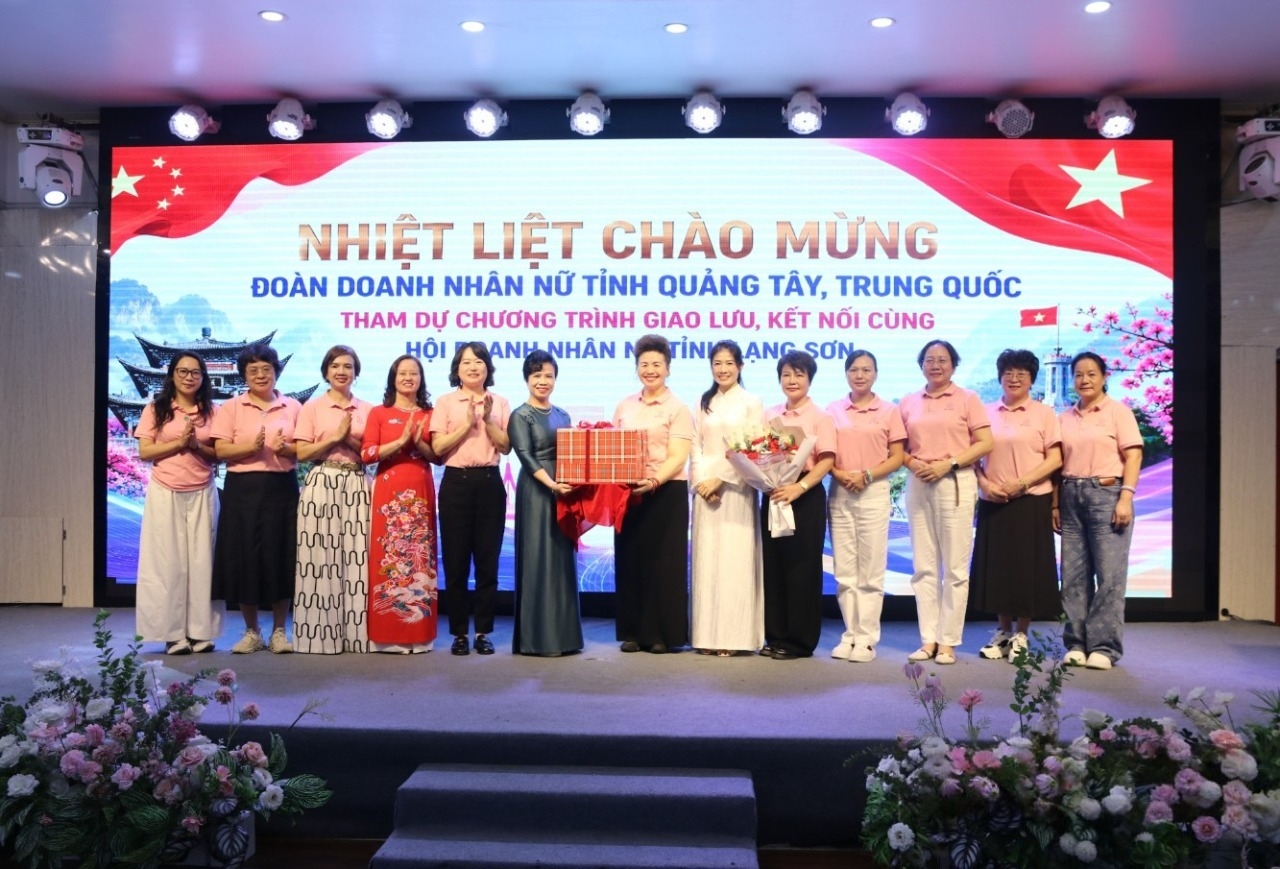 与中国广西女企业家协会代表团举行交流会