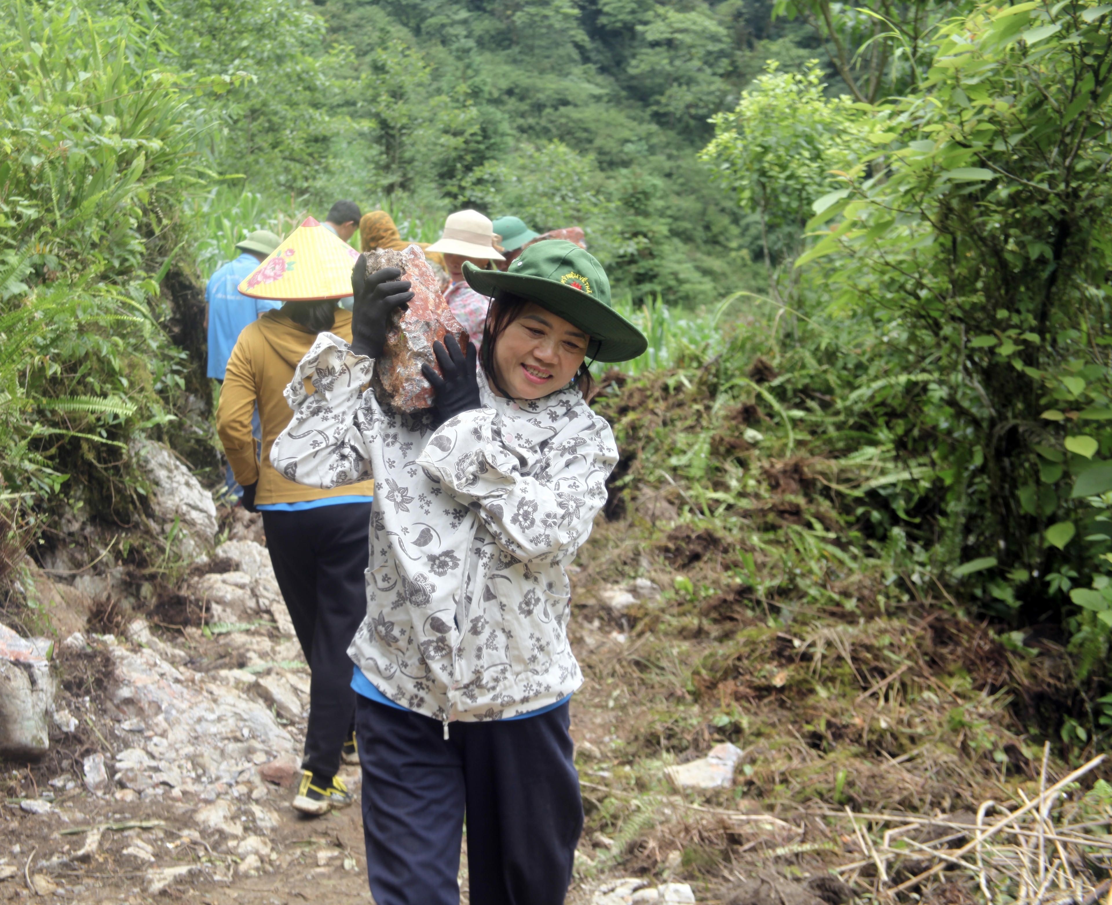 越中边境巡逻道路建设如火如荼推进