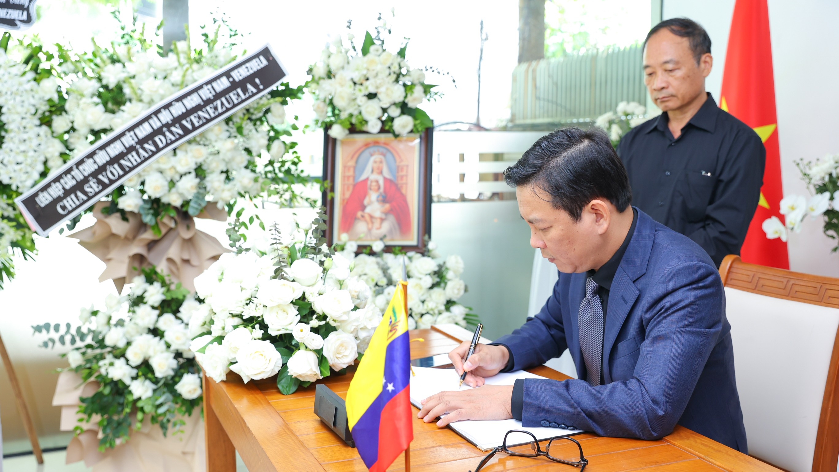 越南友好组织联合会赴委内瑞拉驻越使馆吊唁地震遇难者