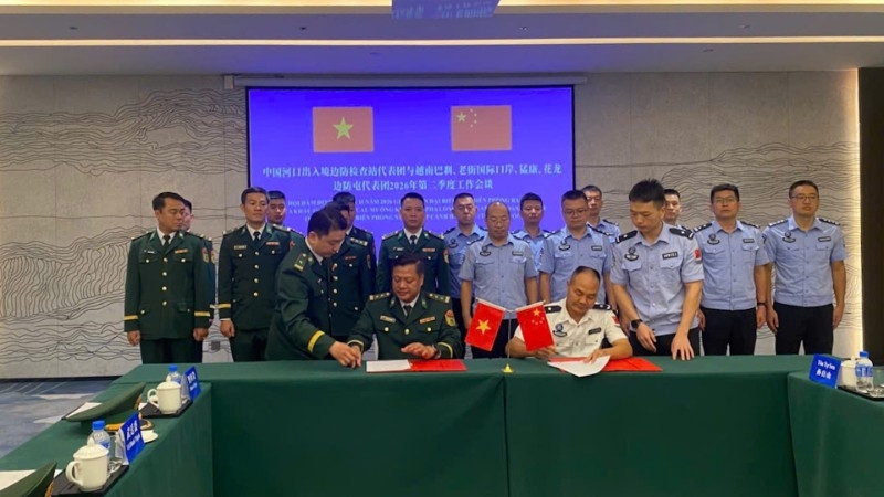 老街省边防屯与河口出入境边防检查站(中国)举行会谈 老街省边防屯与河口出入境边防检查站(中国)举行会谈