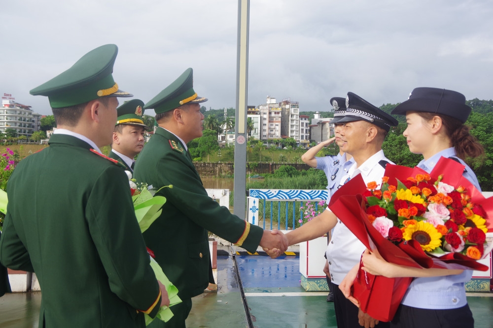 老街省边防屯与河口出入境边防检查站(中国)举行会谈 老街省边防屯与河口出入境边防检查站(中国)举行会谈