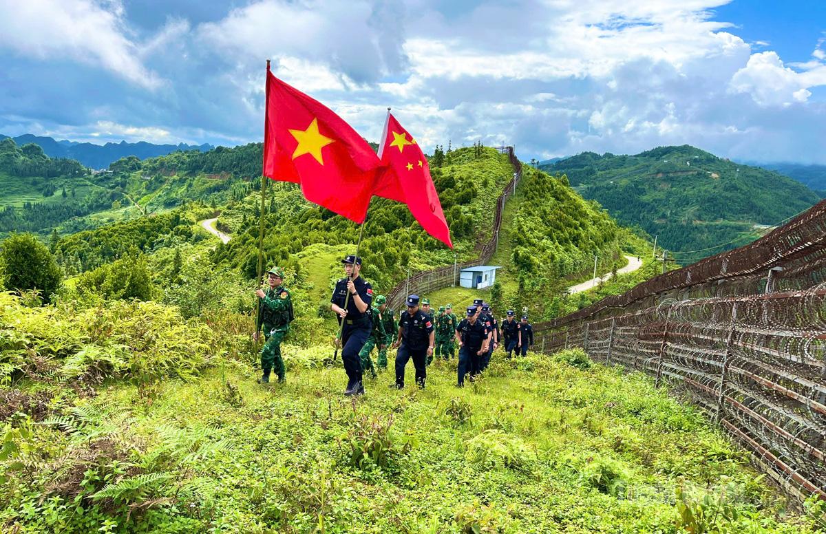 越中边境管理力量开展联合巡逻执法 Lực lượng hai bên tuần tra đường biên giới.