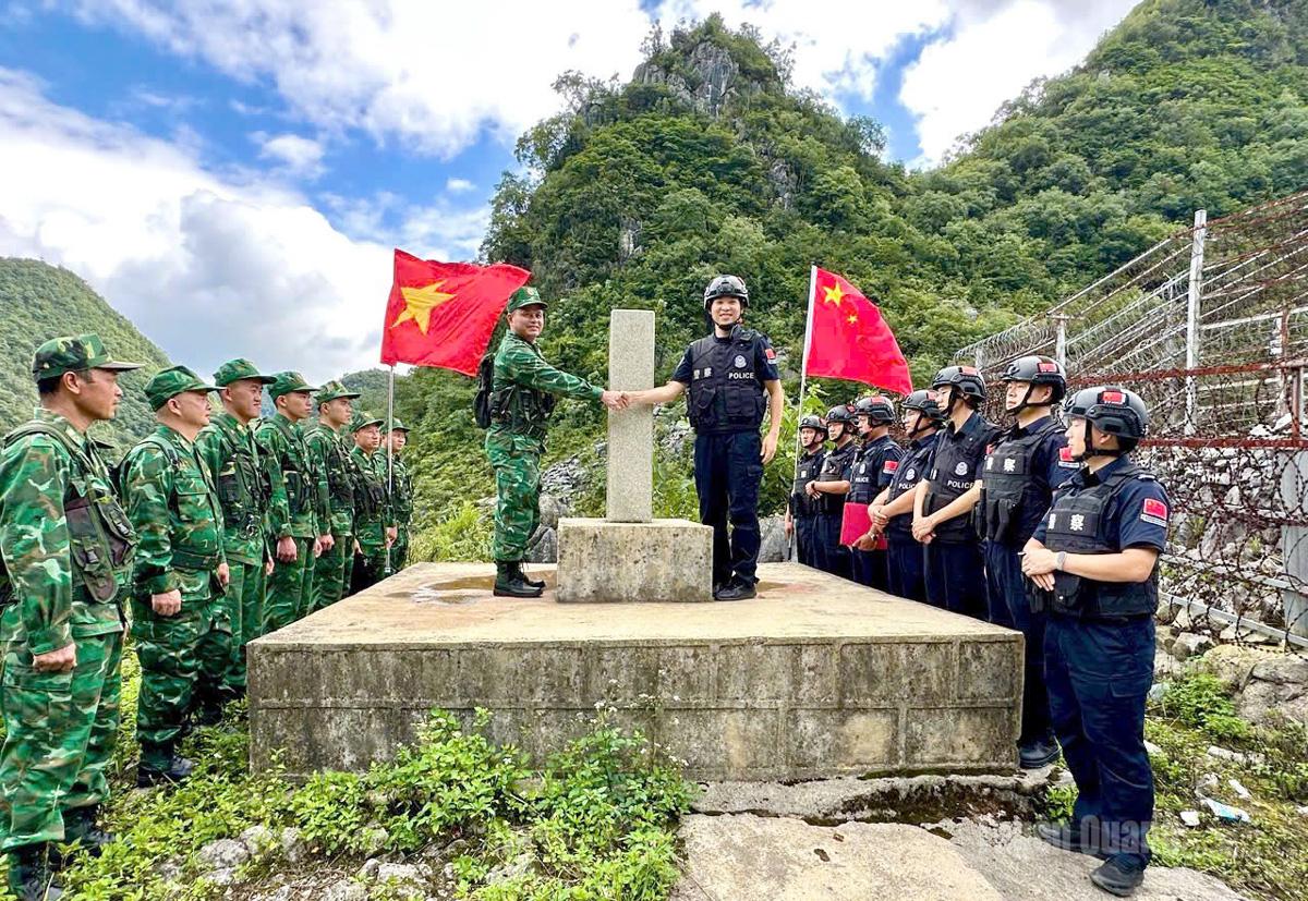 越中边境管理力量开展联合巡逻执法 Đồn Biên phòng Lũng Cú và Đồn Công an biên cảnh Đổng Cán, Phân trạm Mã Lâm (Trung Quốc) tổ chức tuần tra song phương.