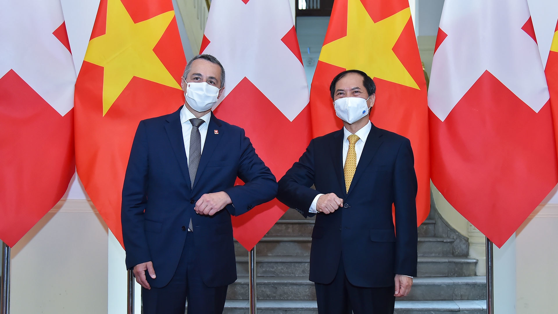 裴青山建议瑞士继续援助越南获取新冠疫苗和治疗药物以及其他必要的医疗设备。 裴青山建议瑞士继续援助越南获取新冠疫苗和治疗药物以及其他必要的医疗设备。