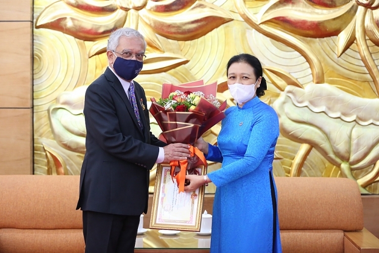 越友联向联合国常驻越南协调员授予‘致力于各民族和平友谊’纪念章 越友联向联合国常驻越南协调员授予‘致力于各民族和平友谊’纪念章