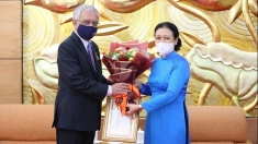 越友联向联合国常驻越南协调员授予‘致力于各民族和平友谊’纪念章